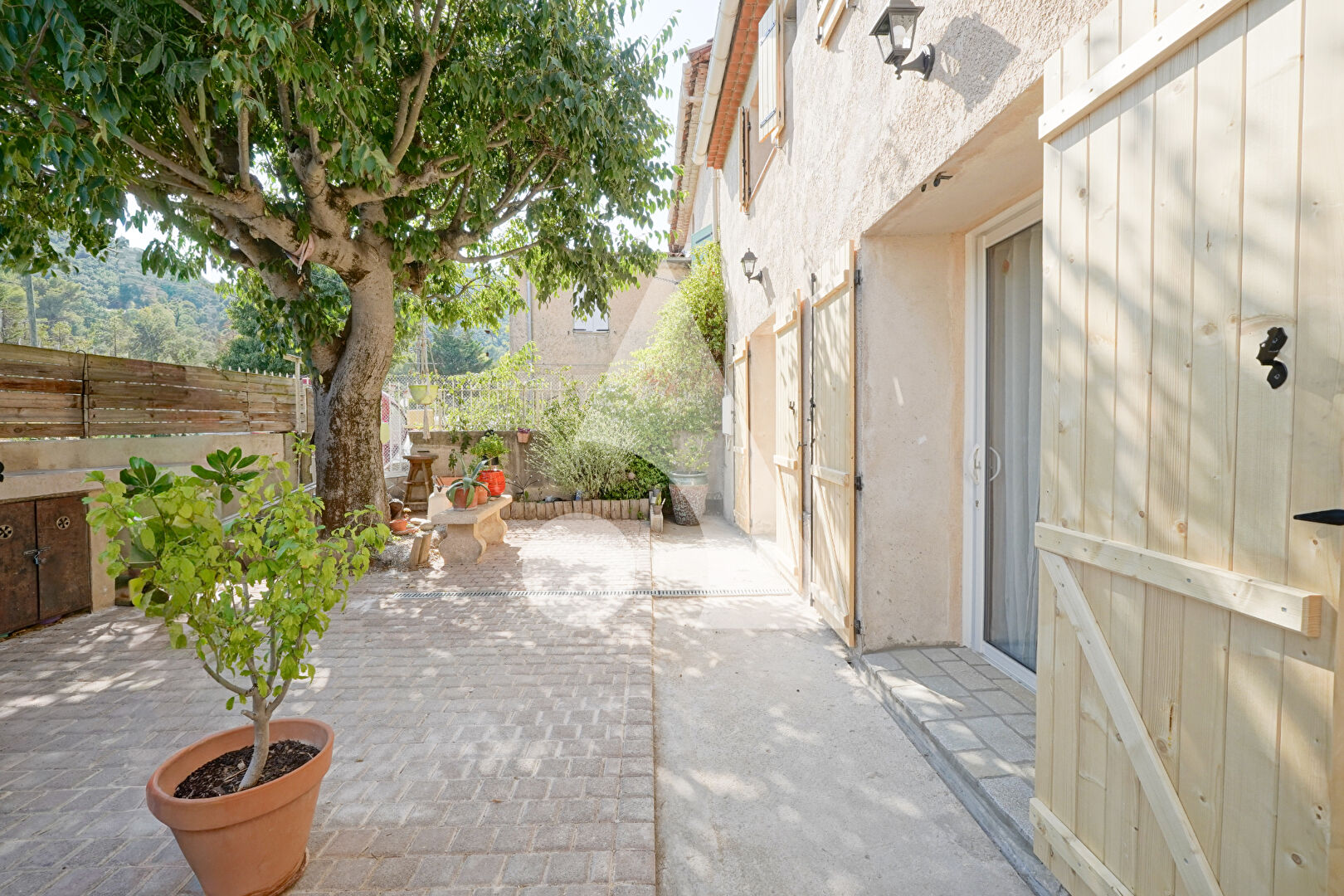 Mimet, maison T4 rénovée avec terrasses.