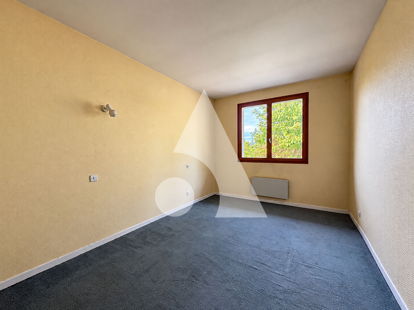 MOUXY Maison mitoyenne avec jardin et beau potentiel