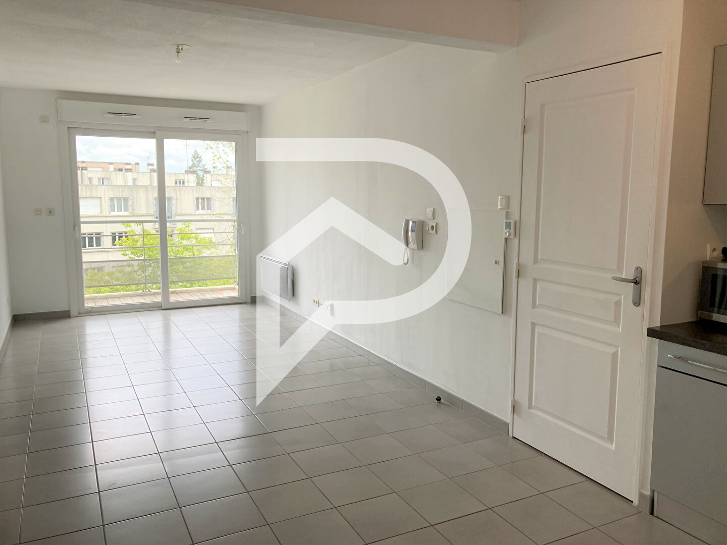 APPARTEMENT T3 + BALCON + STATIONNEMENT