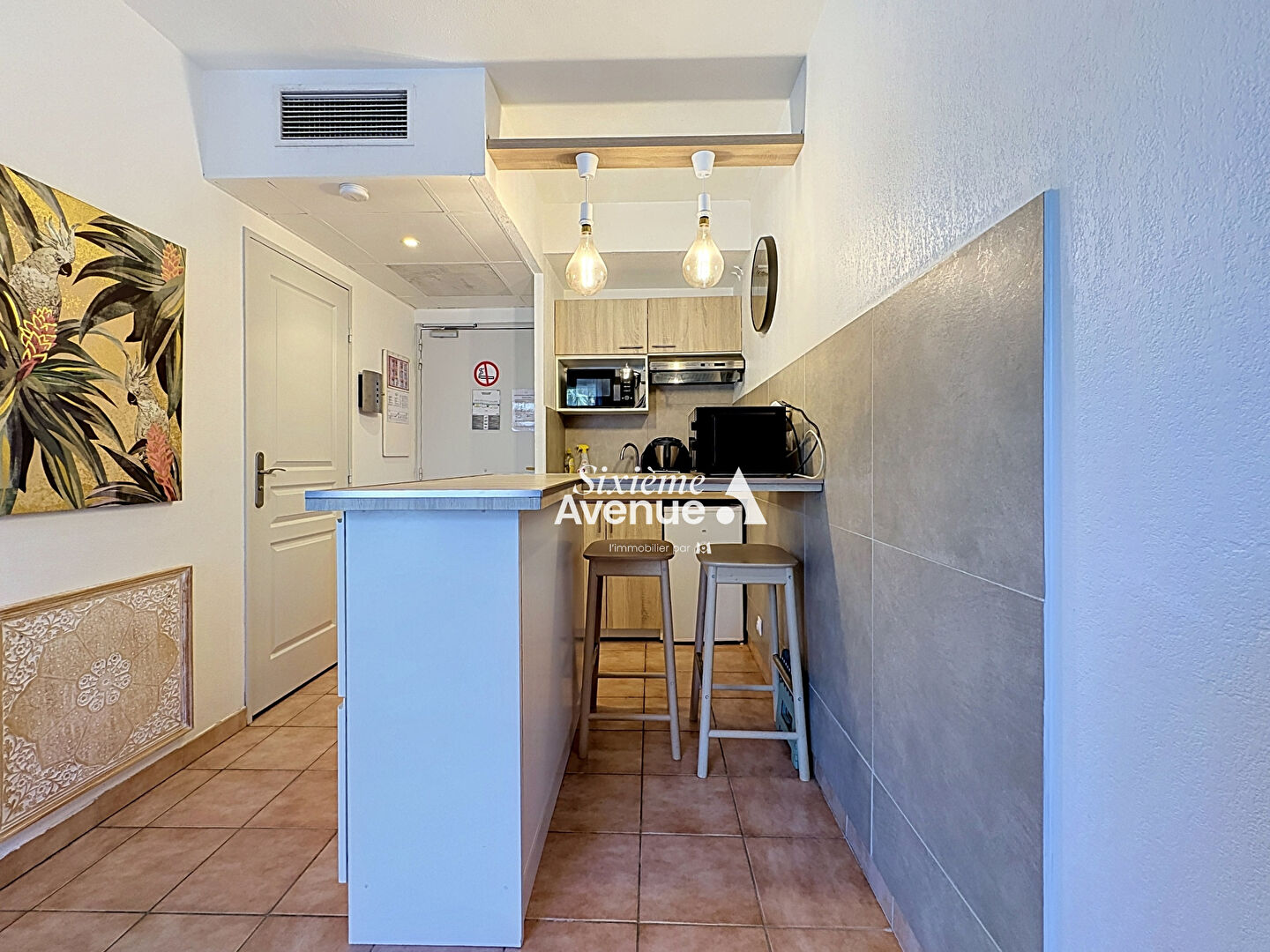 A vendre à Mouans Sartoux studio meublé dans résidence avec piscine. Parking privatif.