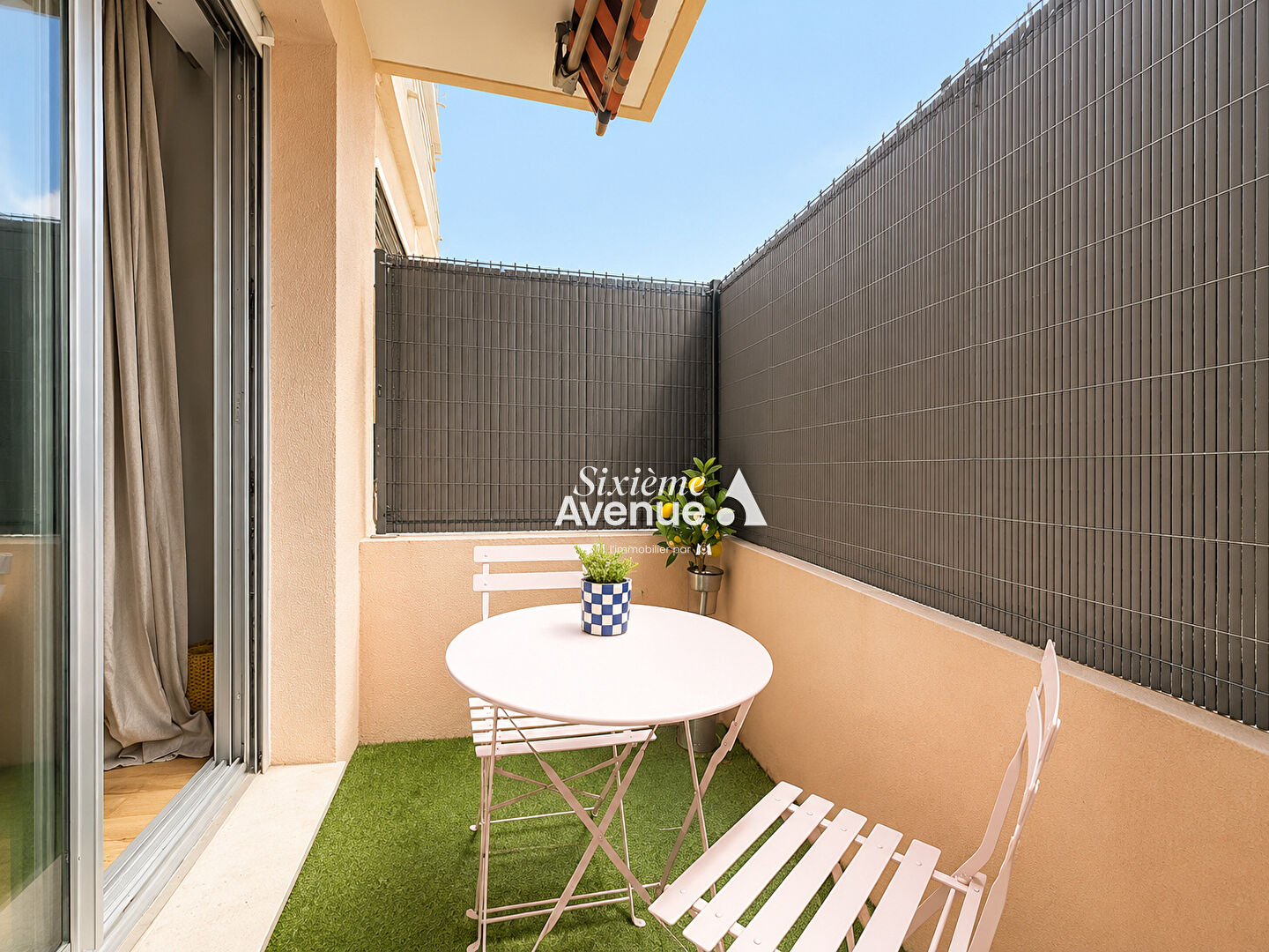 À vendre Antibes : charmant 2 pièces avec jardin, terrasse, box et cave