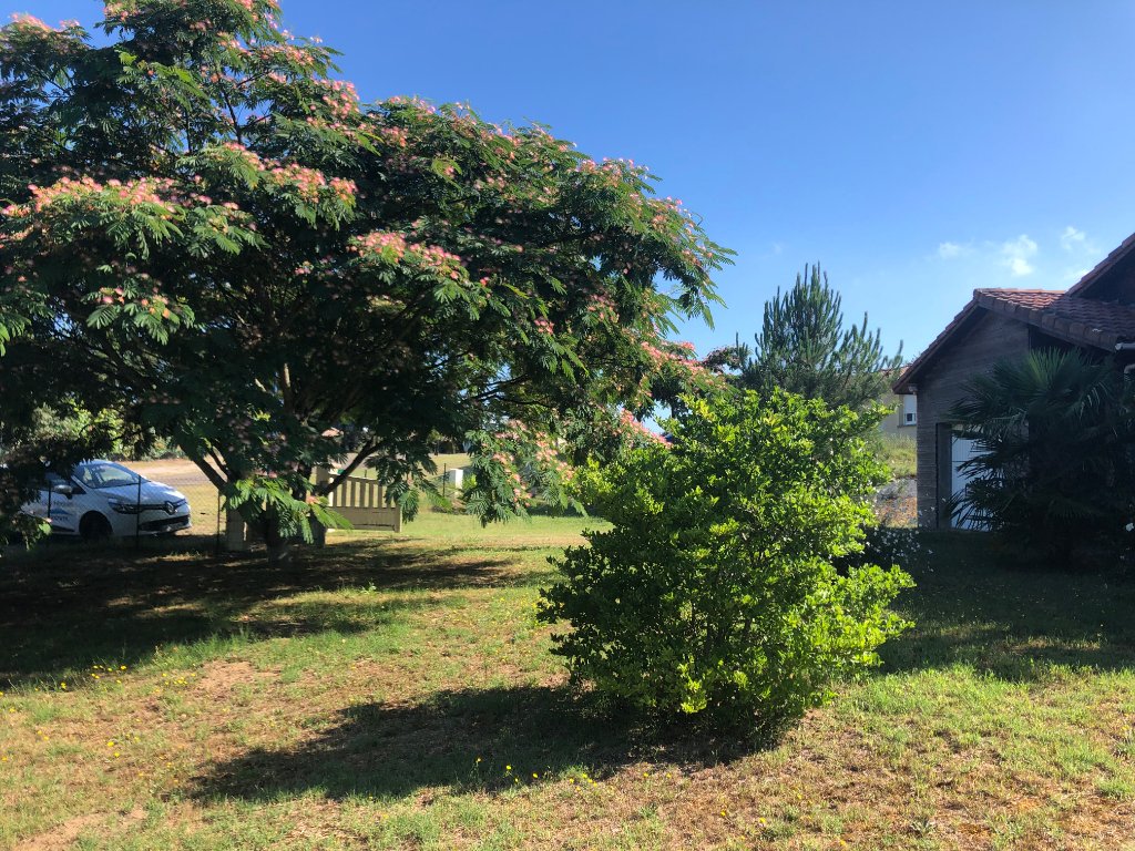 Maison d''environ 89 m² à vendre à BOOS (40370).