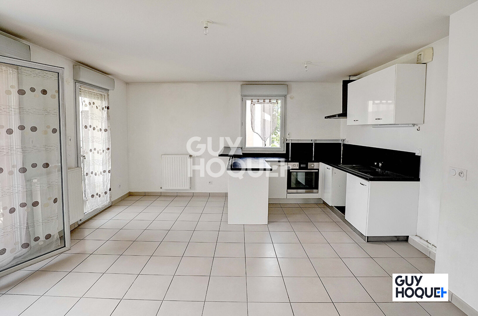 CARRE DE SOIE - APPARTEMENT 3 PIECES 60 m² - 1 BALCON SUR COUR INTERIEURE