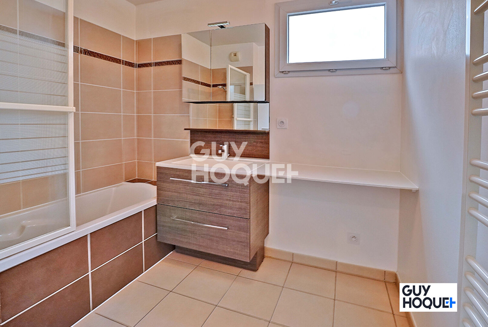 CARRE DE SOIE - APPARTEMENT 3 PIECES 60 m² - 1 BALCON SUR COUR INTERIEURE