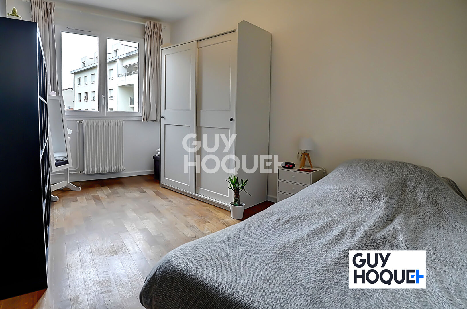 APPARTEMENT TRAVERSANT 4 PIECES 99 m² PROCHE MONTCHAT  ET FUTUR TRAM T6- VUE DEGAGEE AVEC BALCON