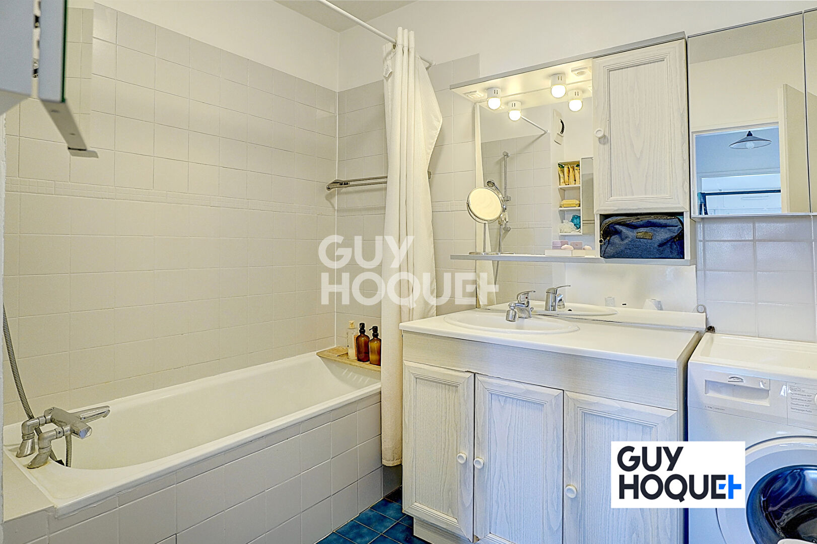 METRO GRATTE-CIEL- APPARTEMENT 2 PIECES 42 m² - BALCON + GRENIER--