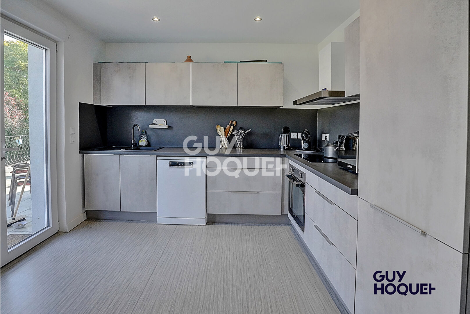 MAISON ENTIEREMENT RENOVEE AVEC JARDIN - AUCUNE MITOYENNETE