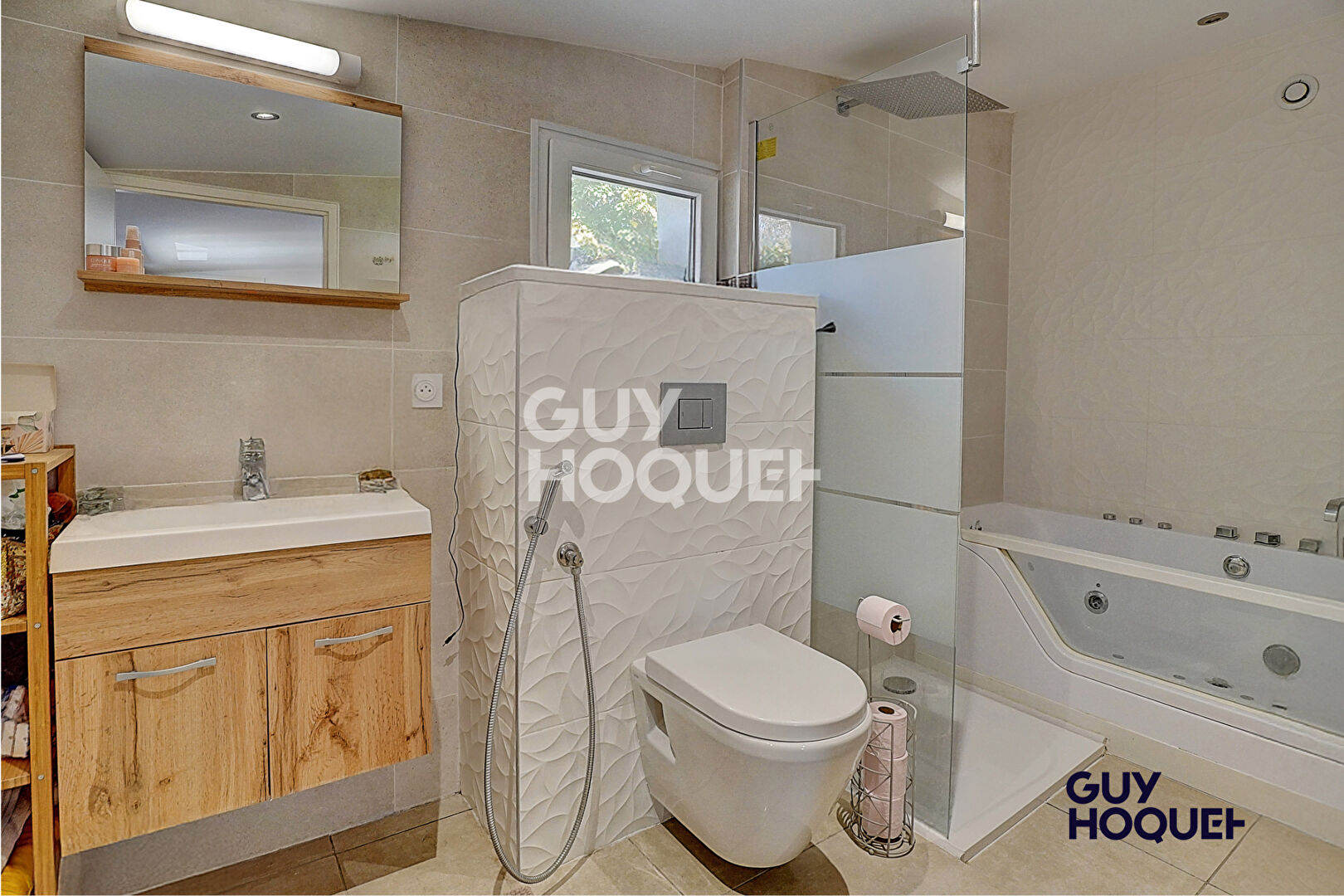 MAISON ENTIEREMENT RENOVEE AVEC JARDIN - AUCUNE MITOYENNETE