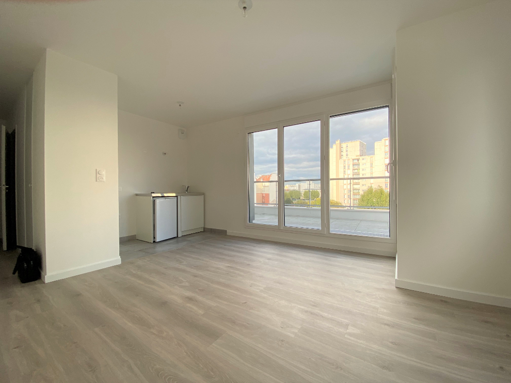 Studio récent avec terrasse