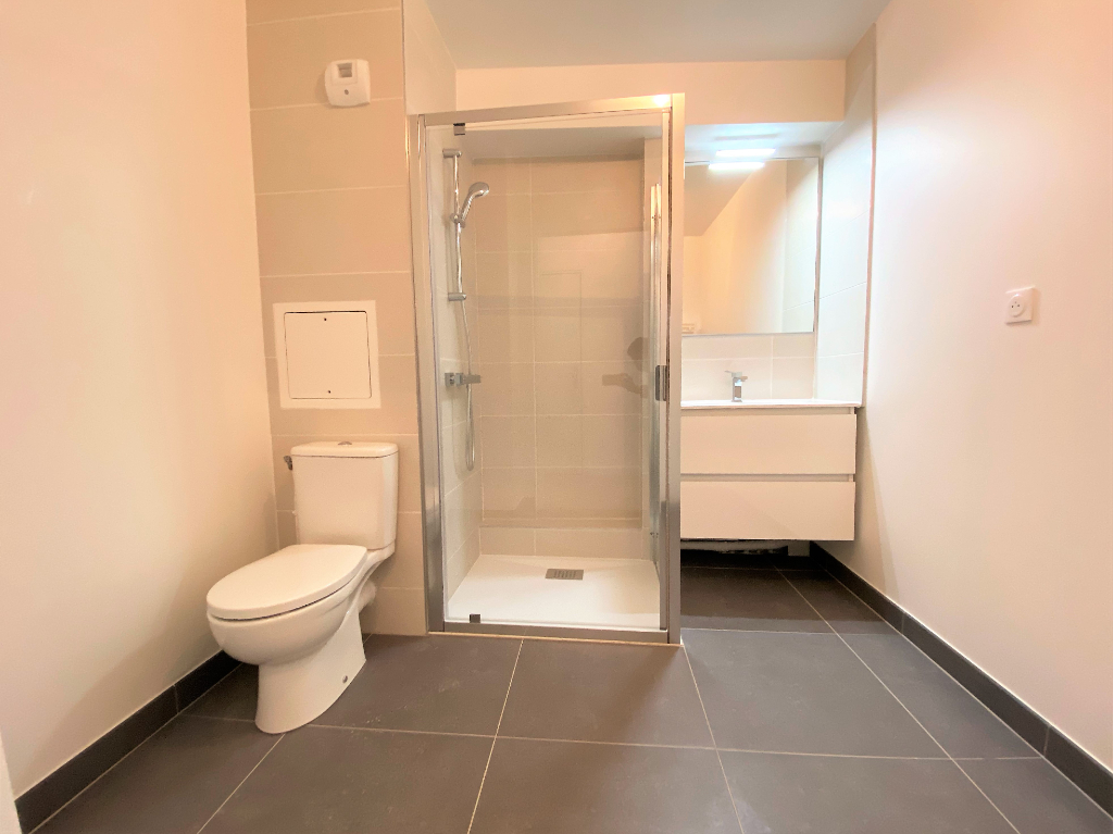 Studio récent avec terrasse