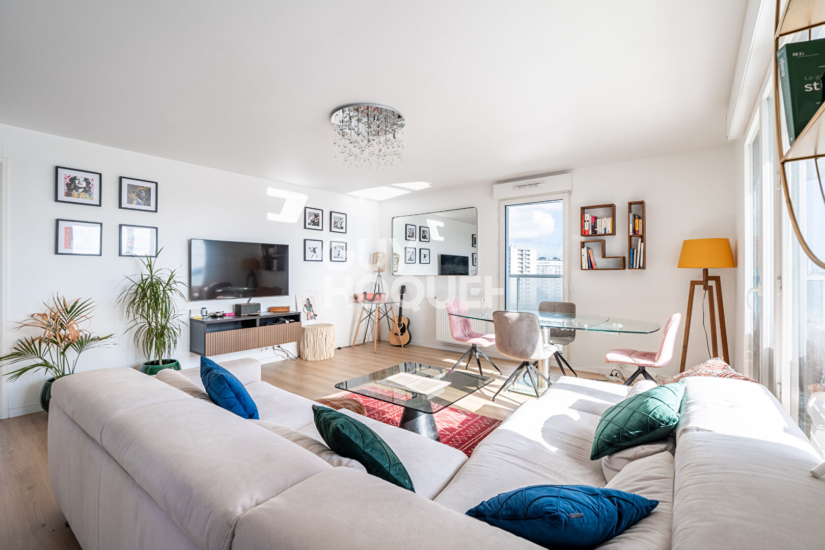 APPARTEMENT 4 PIECES PROCHE METRO AVEC PARKING ET TERRASSE