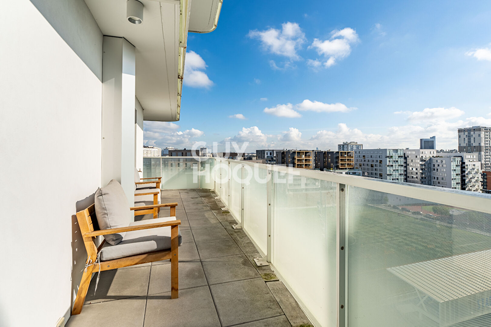 APPARTEMENT 4 PIECES PROCHE METRO AVEC PARKING ET TERRASSE