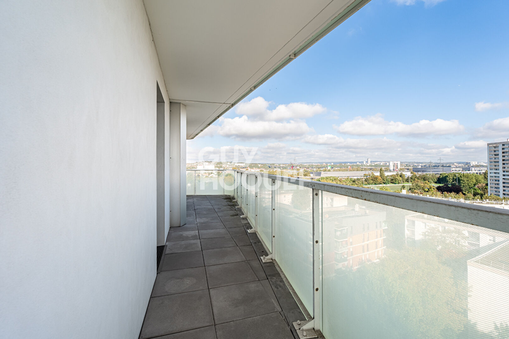 APPARTEMENT 4 PIECES PROCHE METRO AVEC PARKING ET TERRASSE