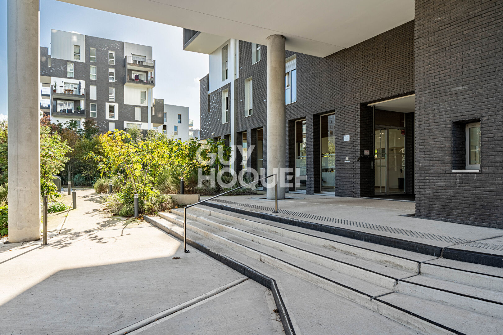 APPARTEMENT 4 PIECES PROCHE METRO AVEC PARKING ET TERRASSE