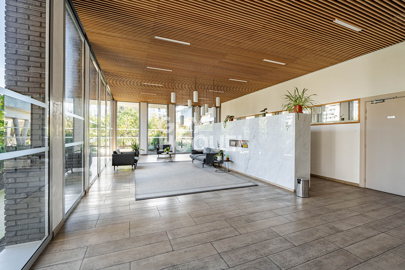 APPARTEMENT 4 PIECES PROCHE METRO AVEC PARKING ET TERRASSE