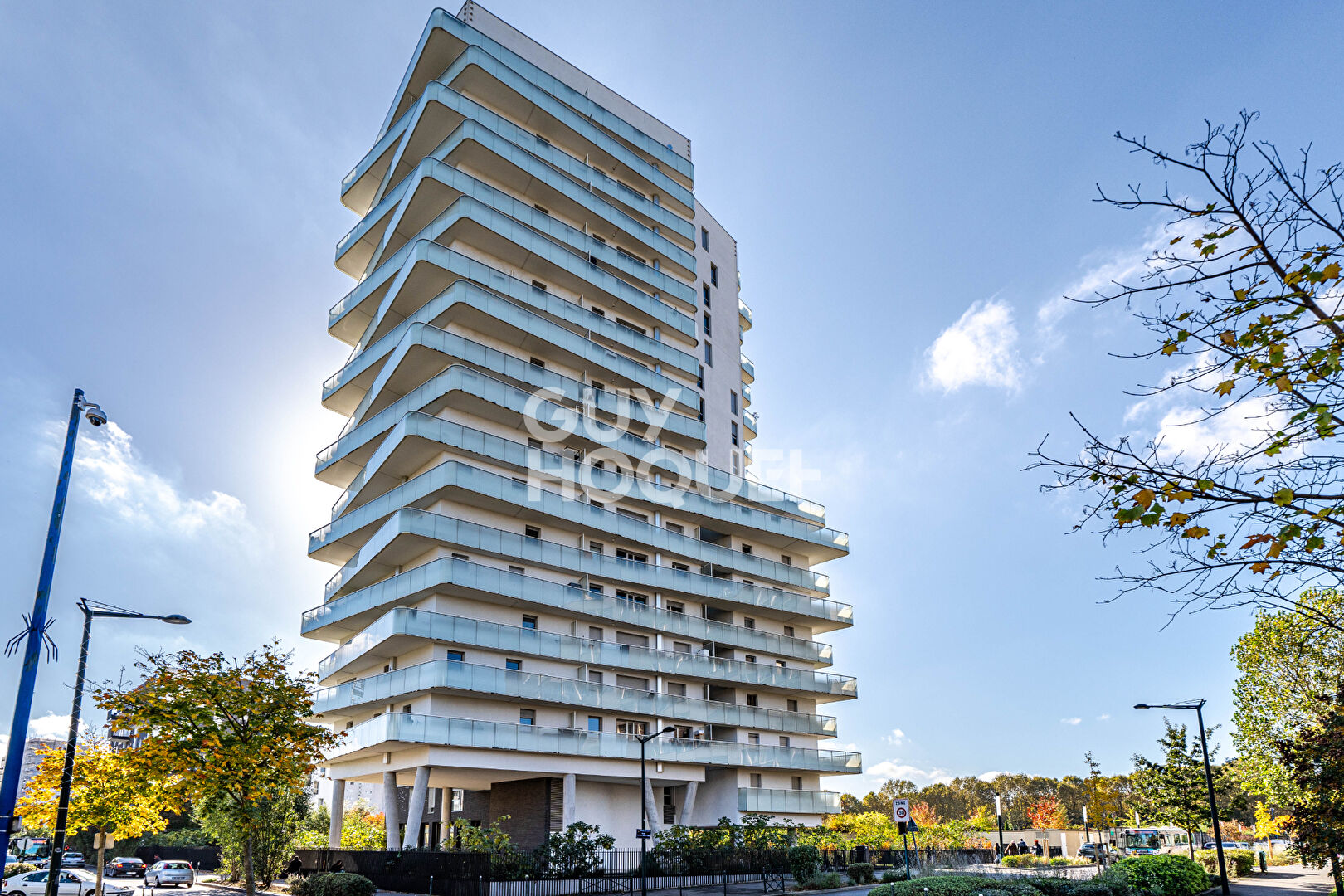 APPARTEMENT 4 PIECES PROCHE METRO AVEC PARKING ET TERRASSE