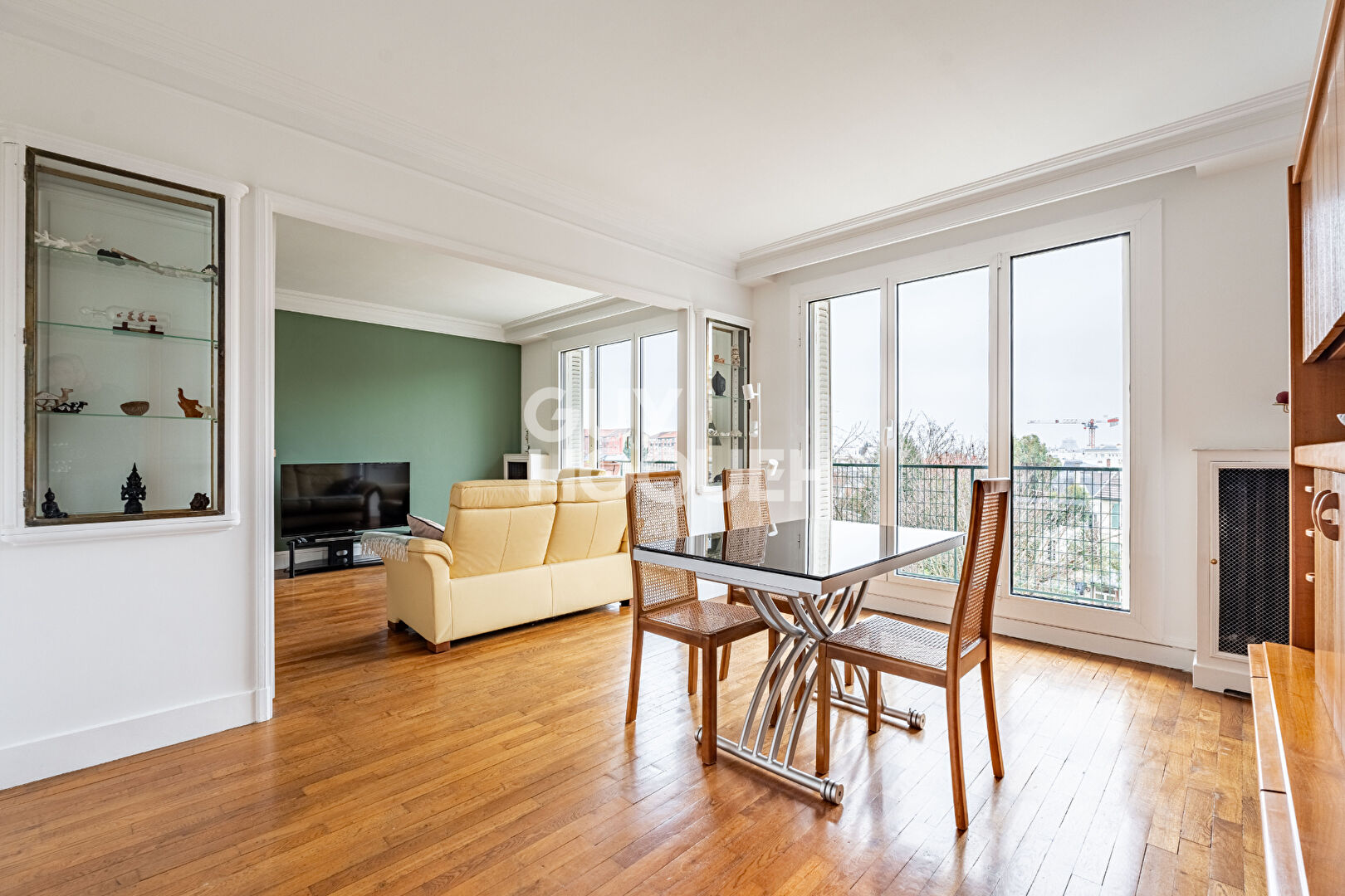 APPARTEMENT 5 PIECES AVEC DEUX BALCONS ET BOX