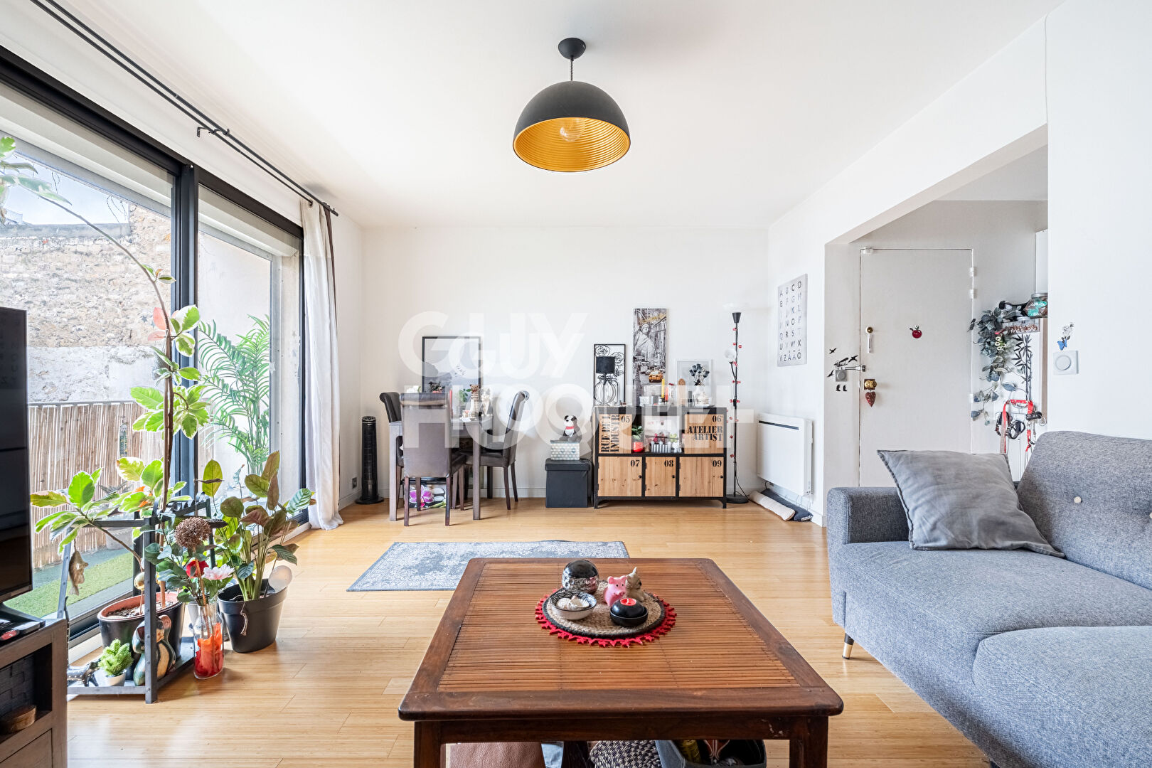 Appartement  2 pièces / terrasse, balcon, cave et parking