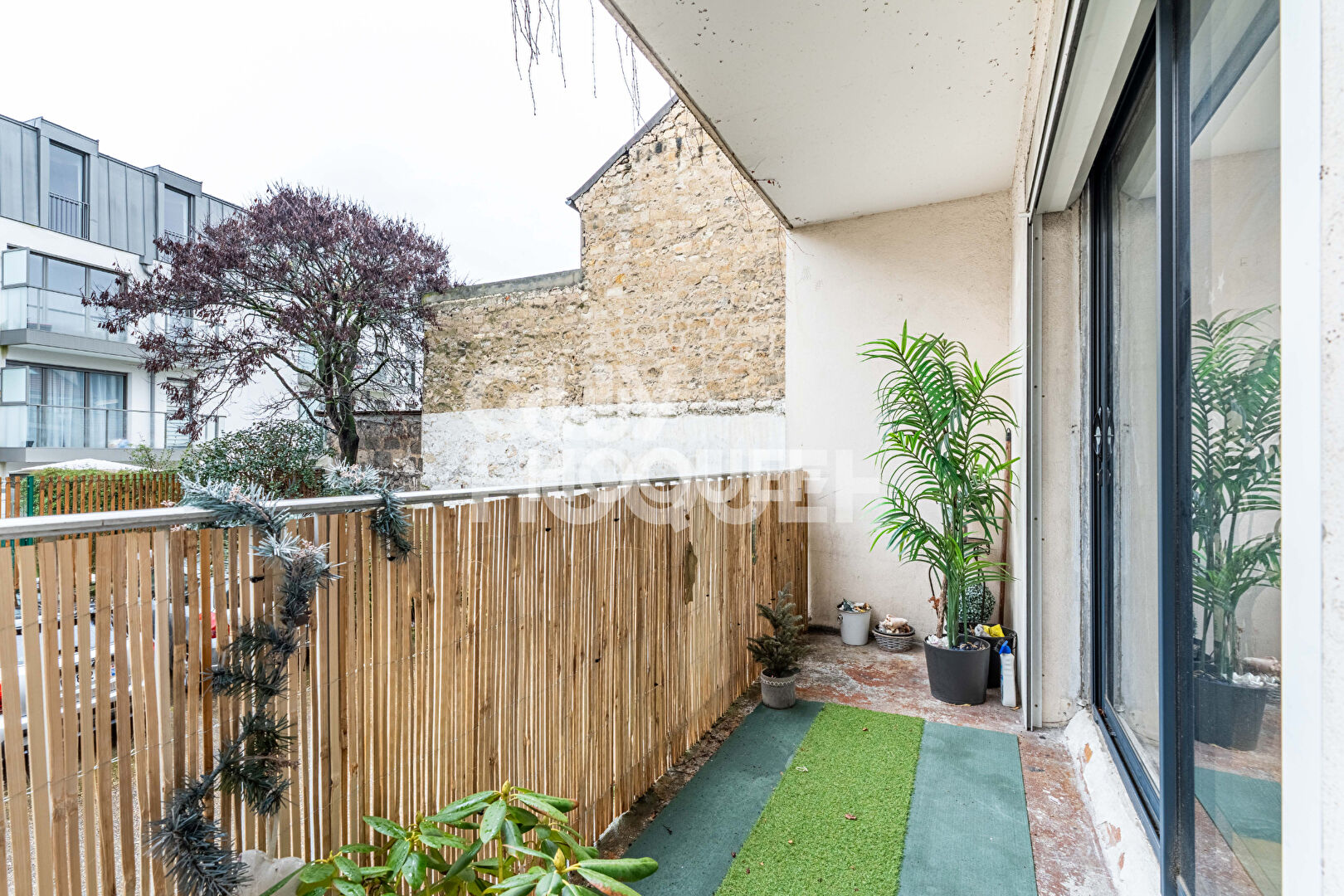 Appartement  2 pièces / terrasse, balcon, cave et parking