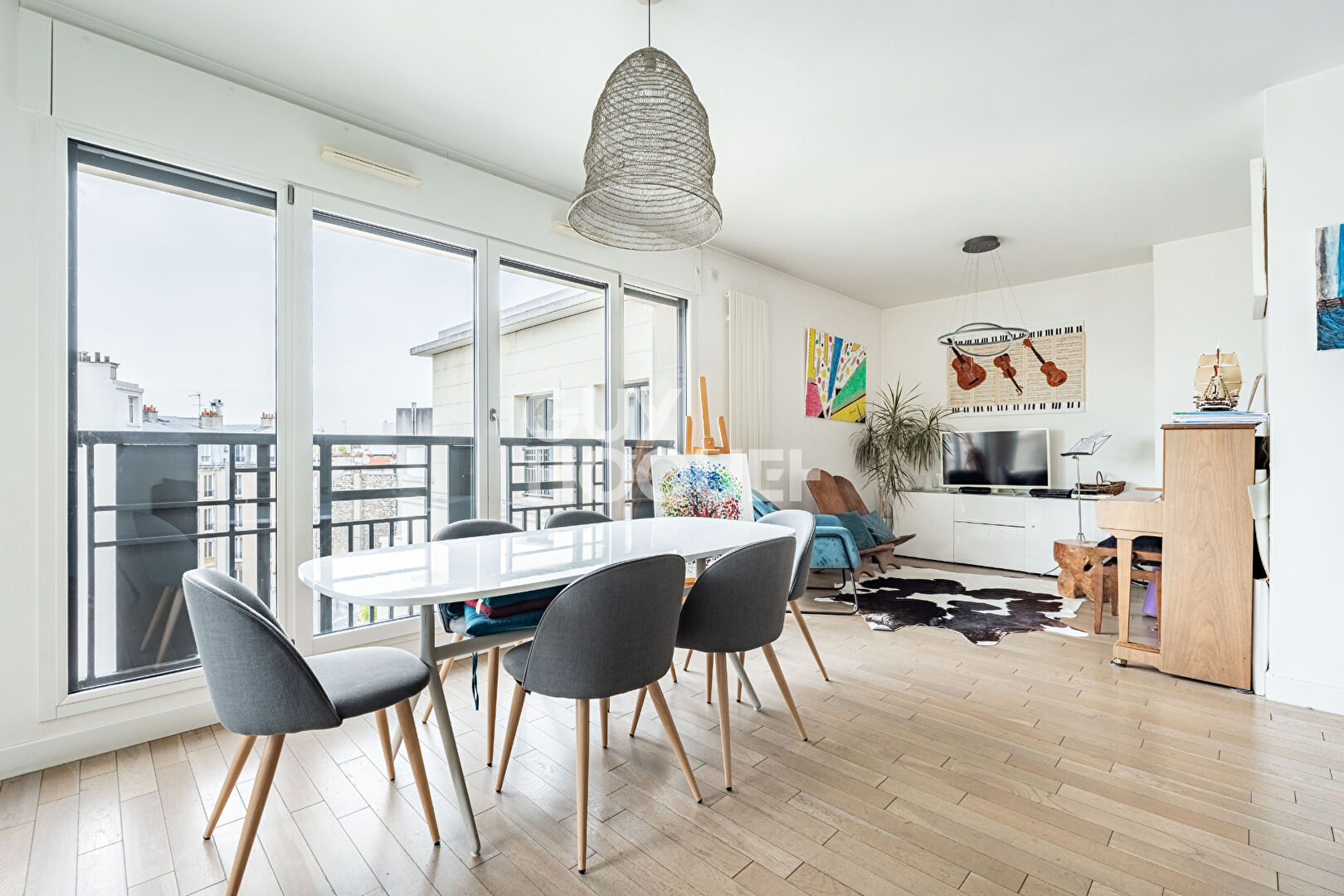 APPARTEMENT 5 PIECES EN DERNIER ETAGE AVEC TERRASSE, PARKINGS ET CAVE