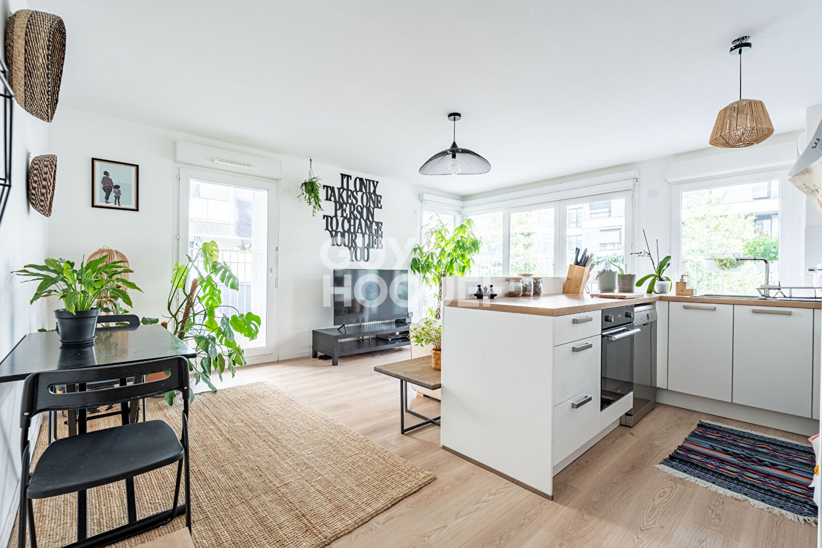 APPARTEMENT 4 PIECES AVEC TERRASSE ET PARKING