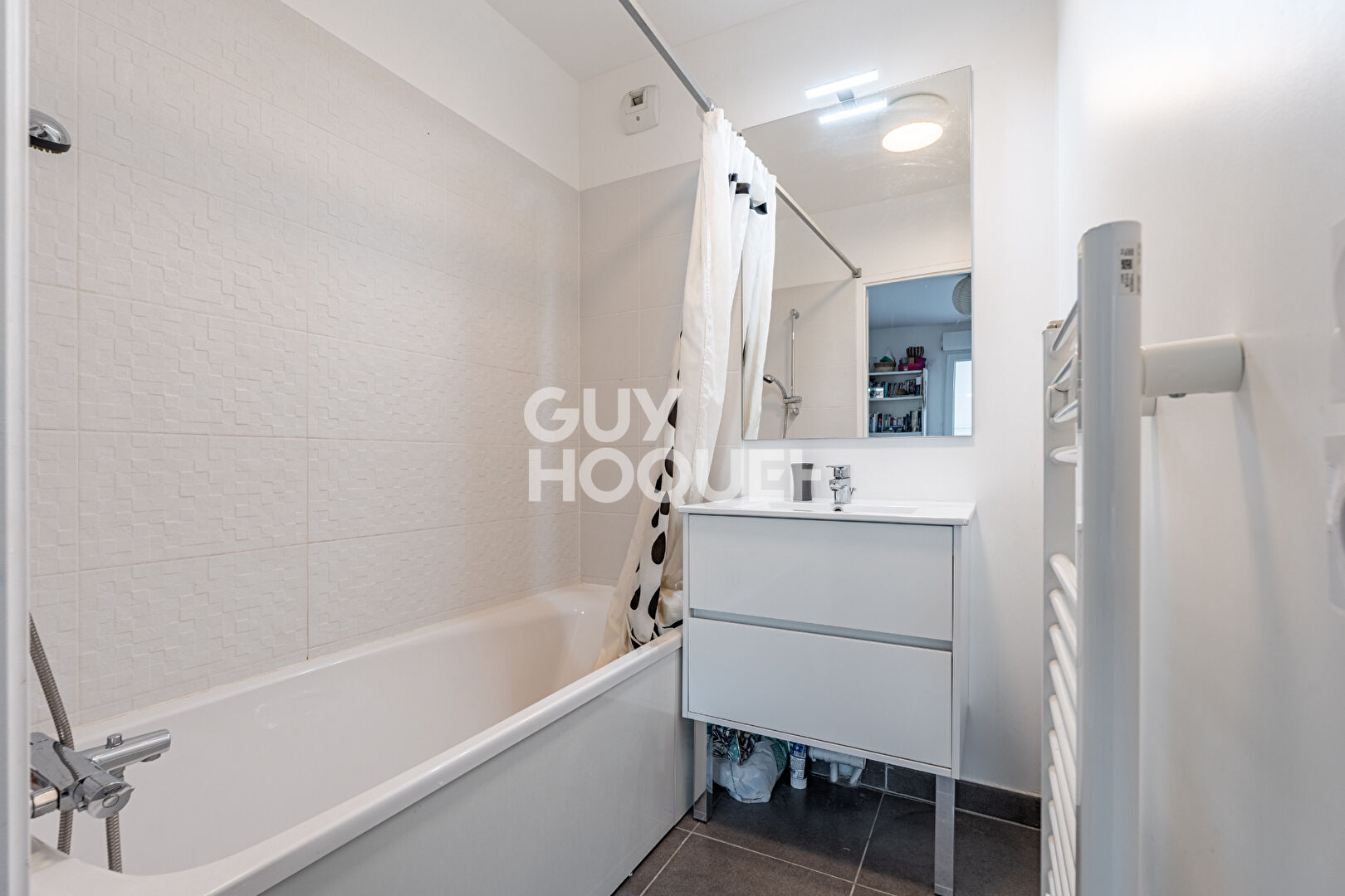 APPARTEMENT 4 PIECES AVEC TERRASSE ET PARKING