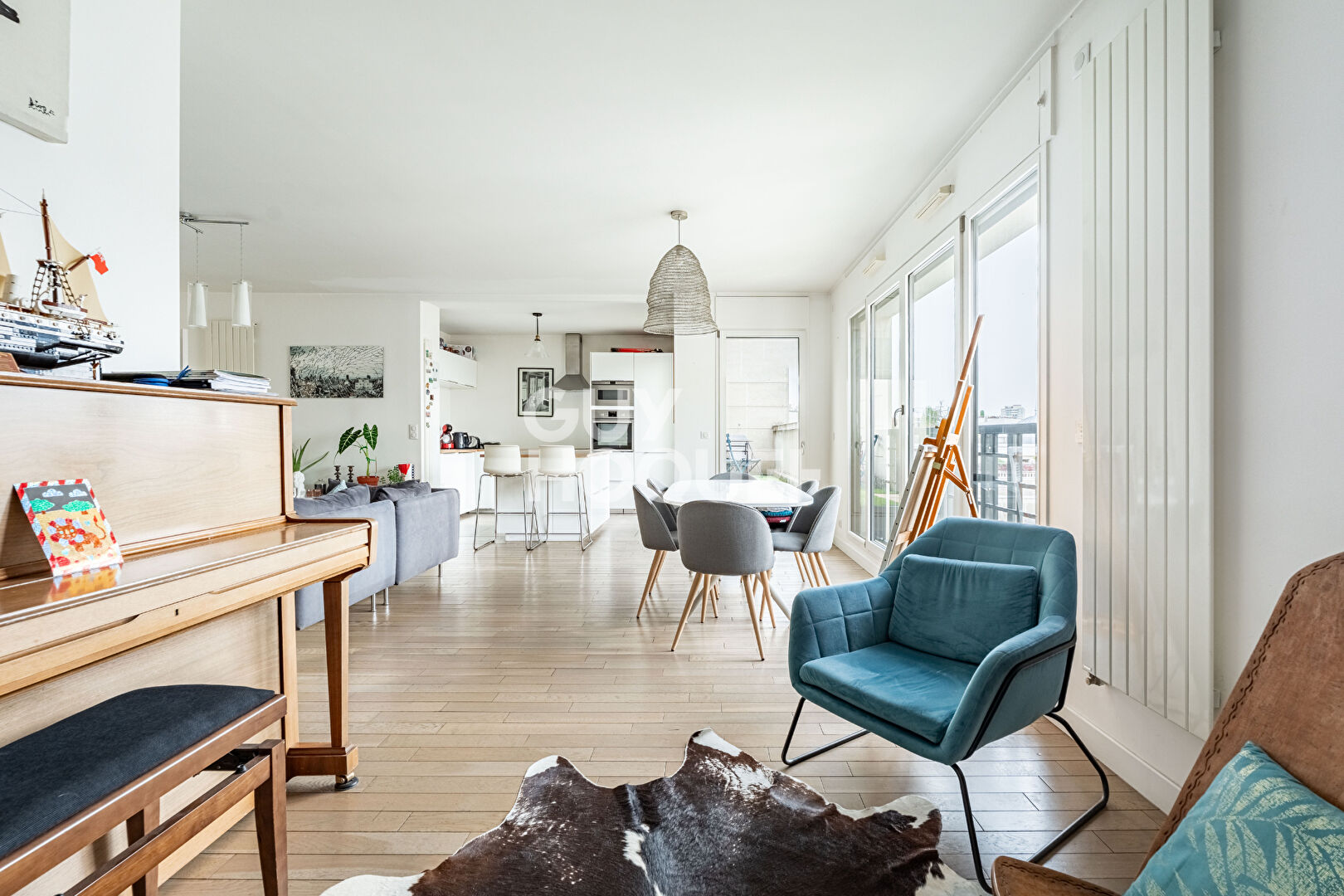 APPARTEMENT 5 PIECES EN DERNIER ETAGE AVEC TERRASSE, PARKINGS ET CAVE