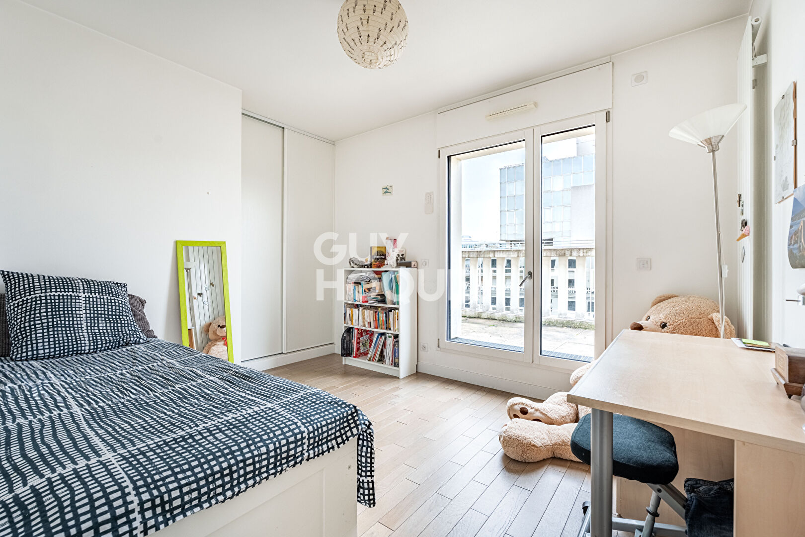 APPARTEMENT 5 PIECES EN DERNIER ETAGE AVEC TERRASSE, PARKINGS ET CAVE