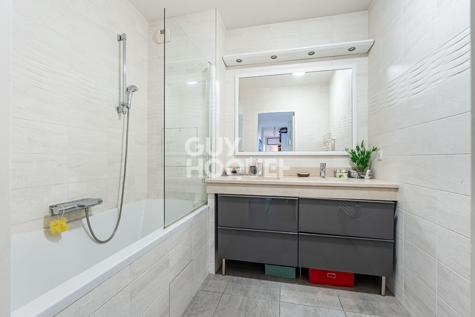 APPARTEMENT 5 PIECES EN DERNIER ETAGE AVEC TERRASSE, PARKINGS ET CAVE