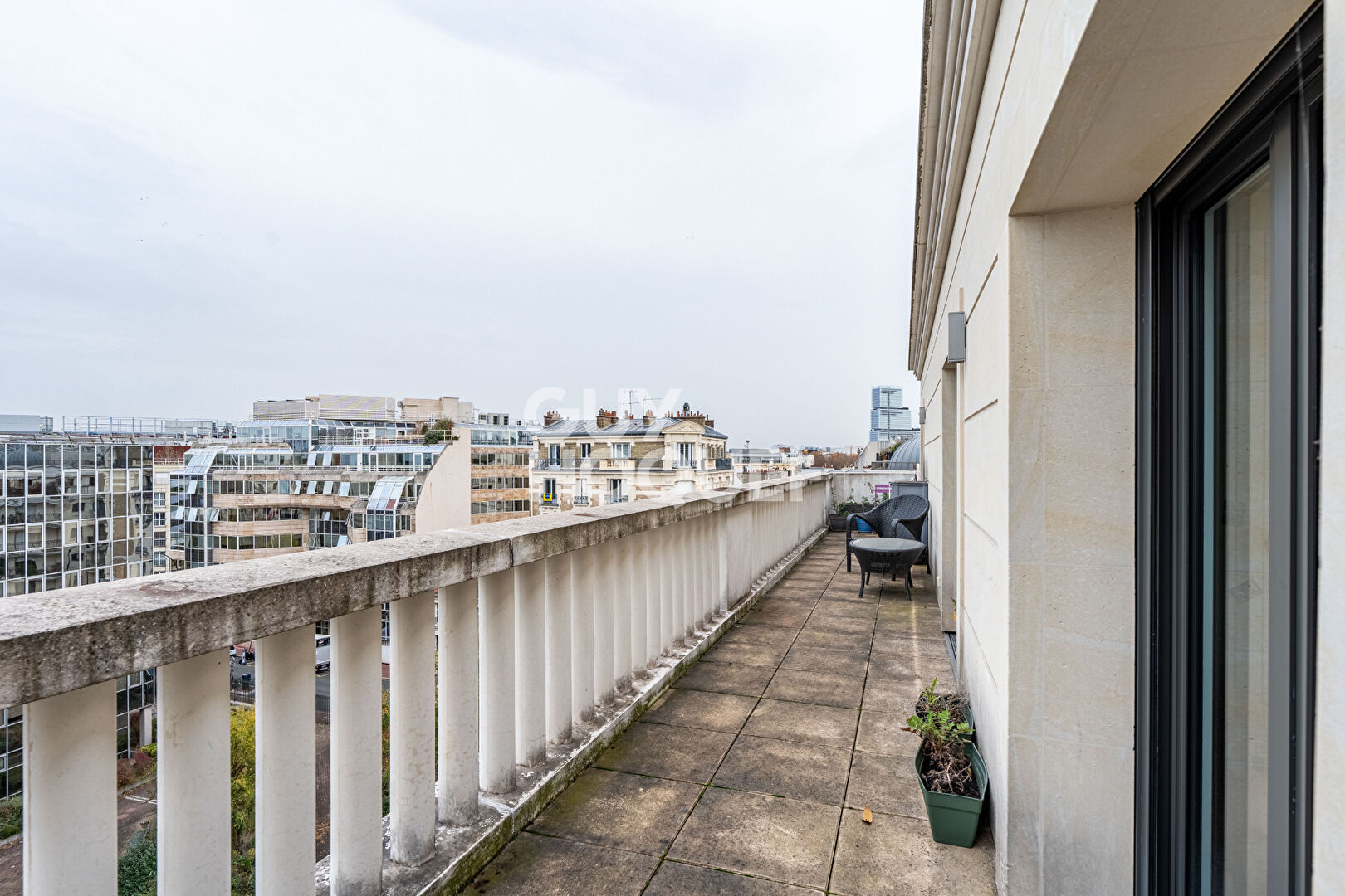 APPARTEMENT 5 PIECES EN DERNIER ETAGE AVEC TERRASSE, PARKINGS ET CAVE