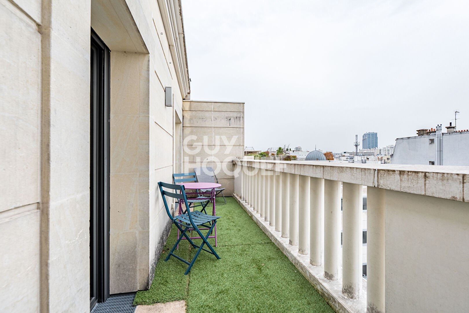 APPARTEMENT 5 PIECES EN DERNIER ETAGE AVEC TERRASSE, PARKINGS ET CAVE