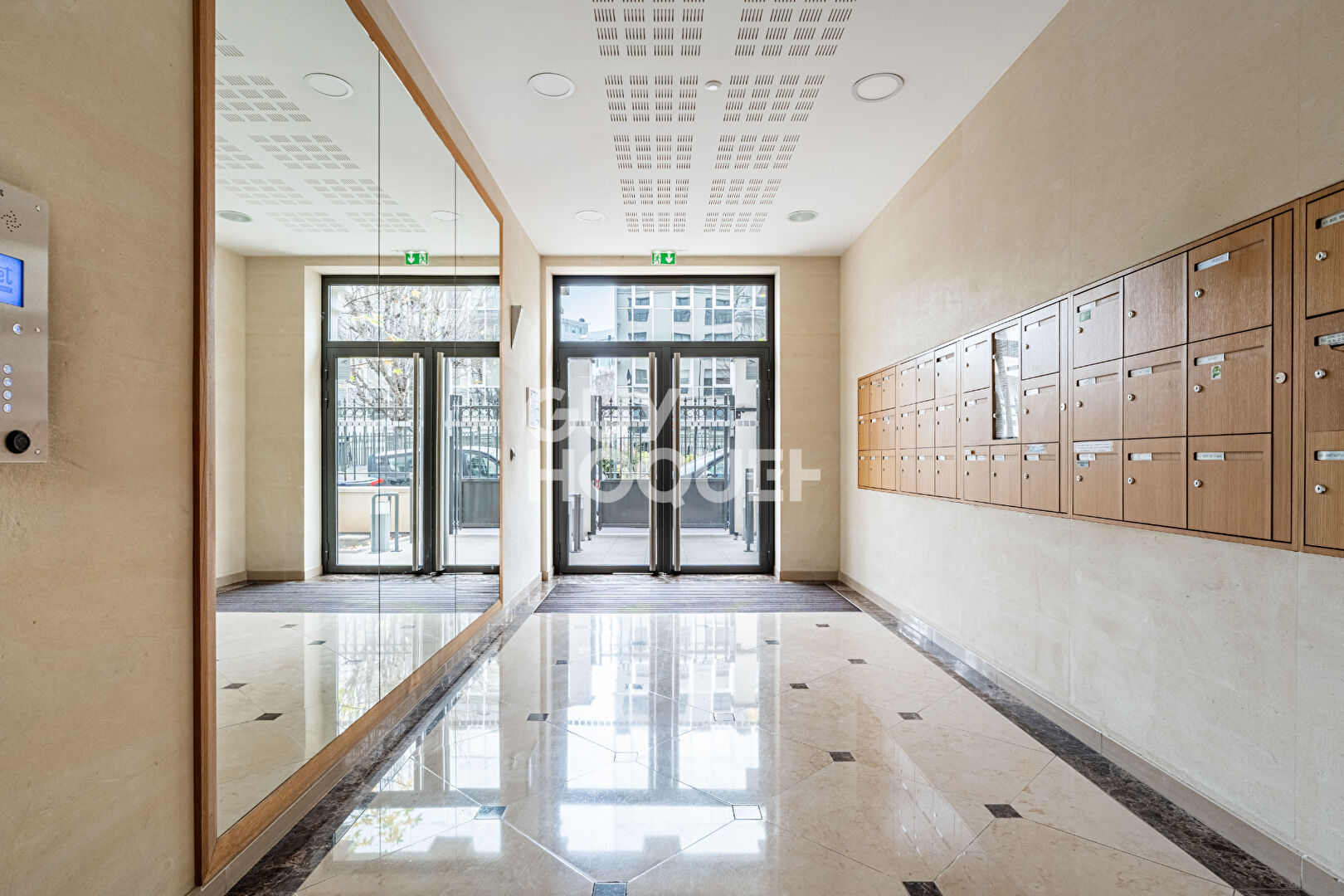 APPARTEMENT 5 PIECES EN DERNIER ETAGE AVEC TERRASSE, PARKINGS ET CAVE