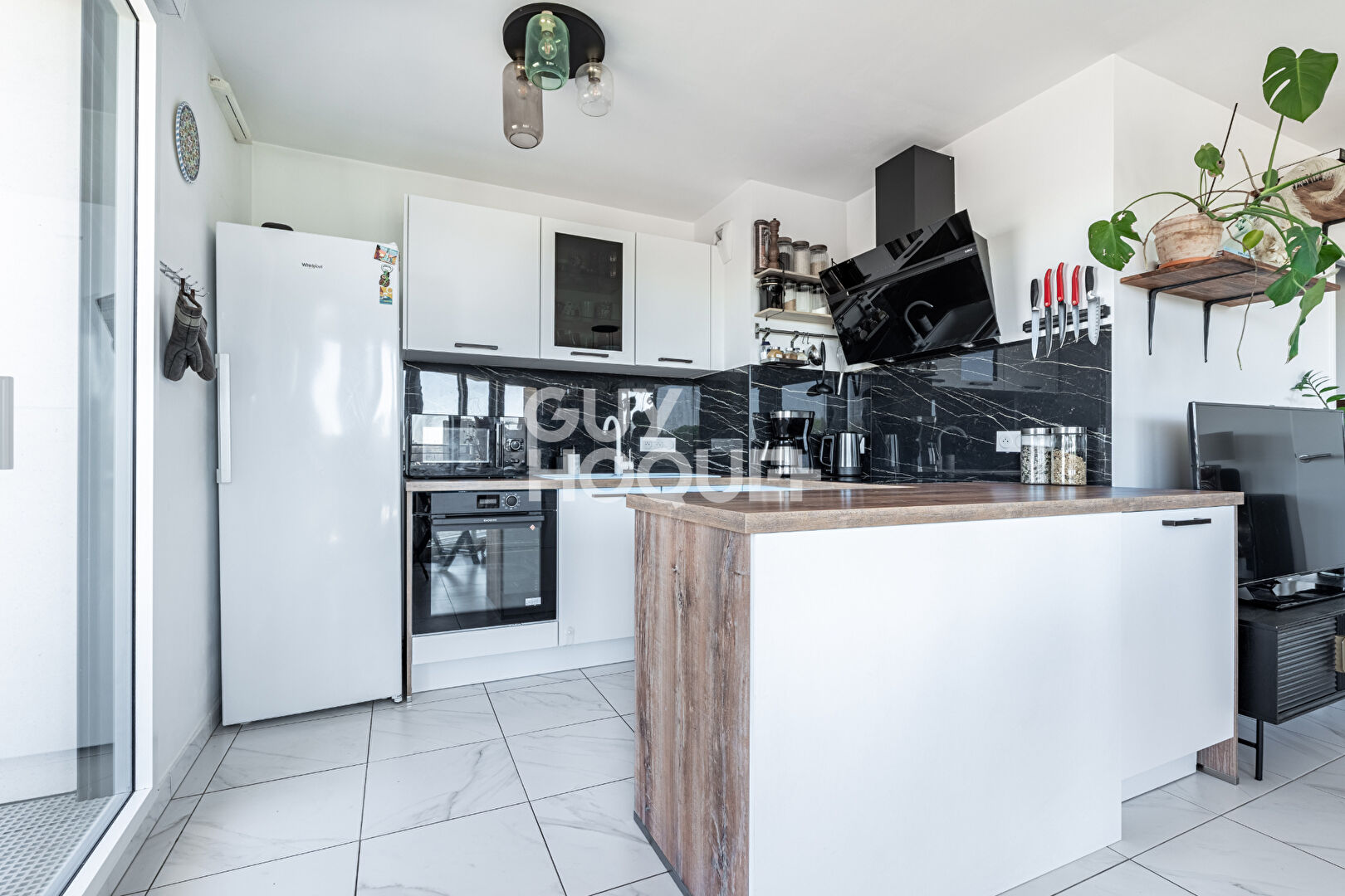 APPARTEMENT 3 PIECES AVEC TERRASSE ET PARKING