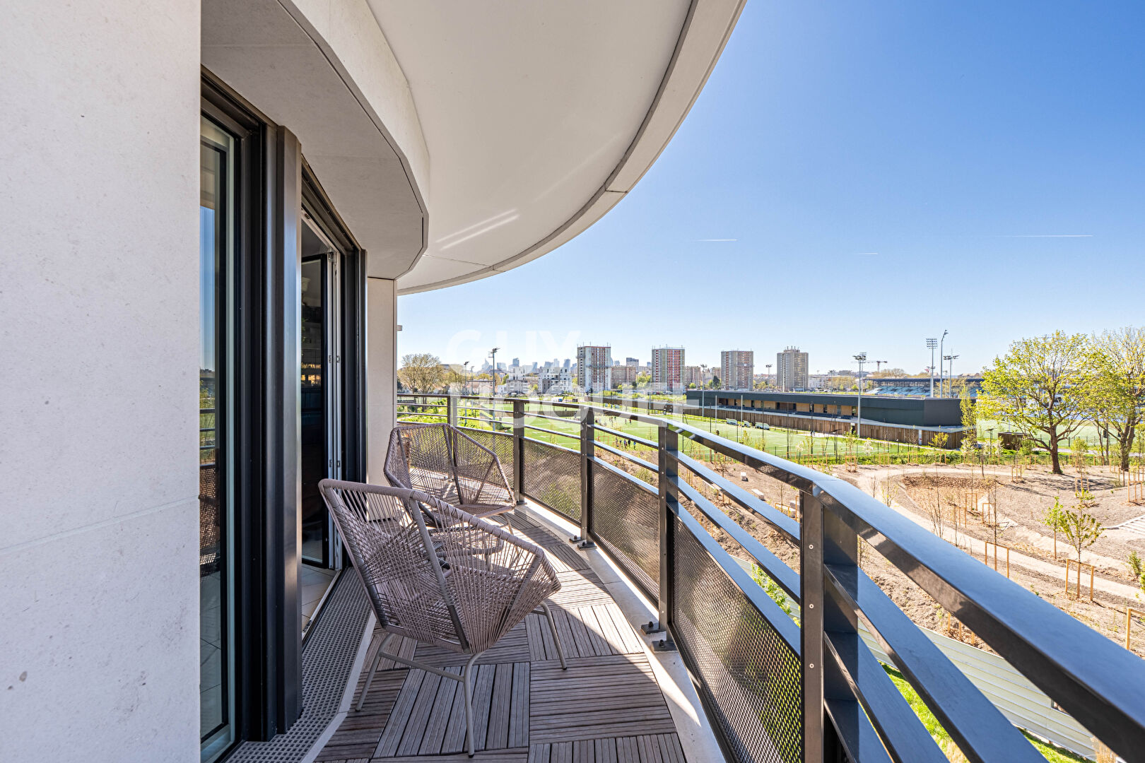APPARTEMENT 3 PIECES AVEC TERRASSE ET PARKING