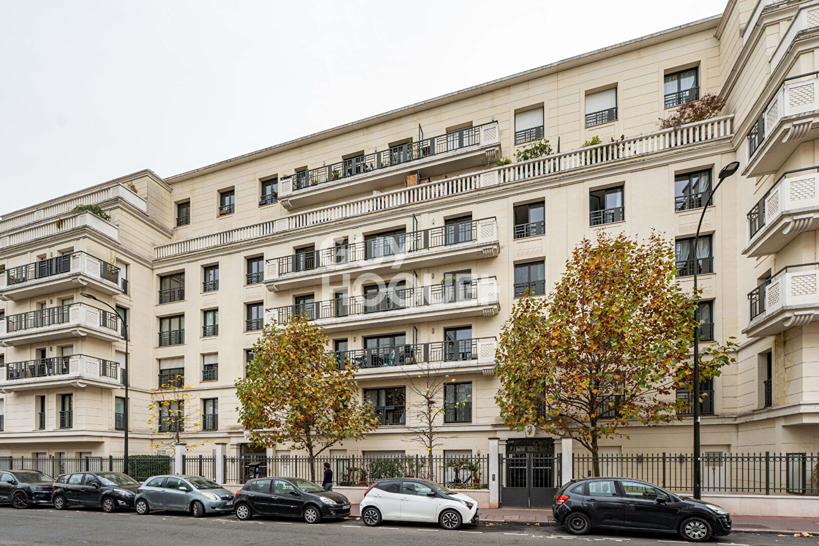 APPARTEMENT 5 PIECES EN DERNIER ETAGE AVEC TERRASSE, PARKINGS ET CAVE