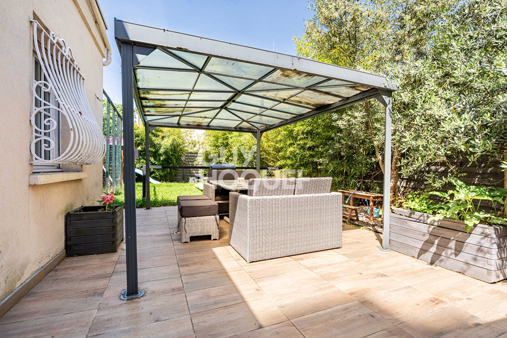 MAISON 8 PIECES AVEC DEPENDANCE ET PISCINE