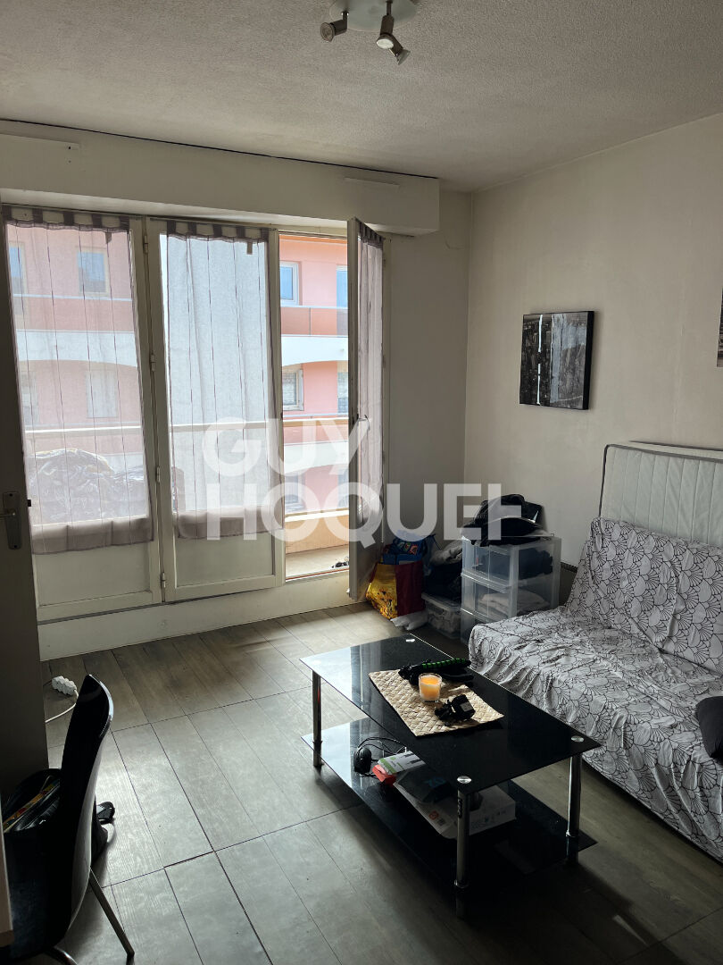 PAU- Quartier Foire Exposition-proche centre ville, T1 loué avec place de parking et cave.