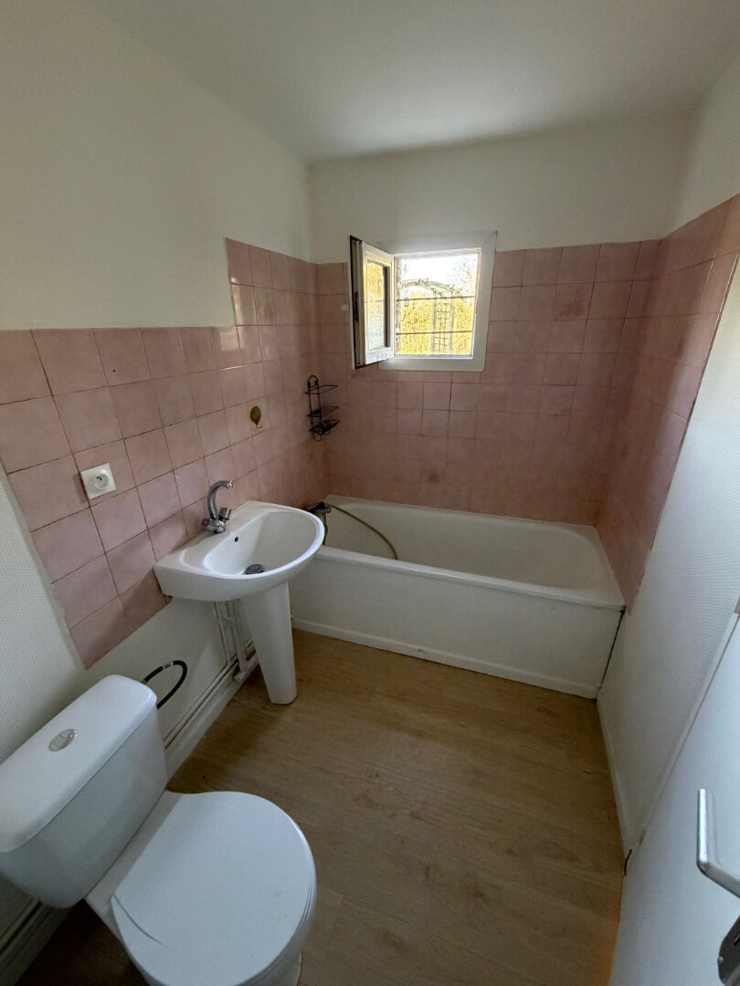 A la la location Appartement  T2 - 27520- Réf CANT-RDC2