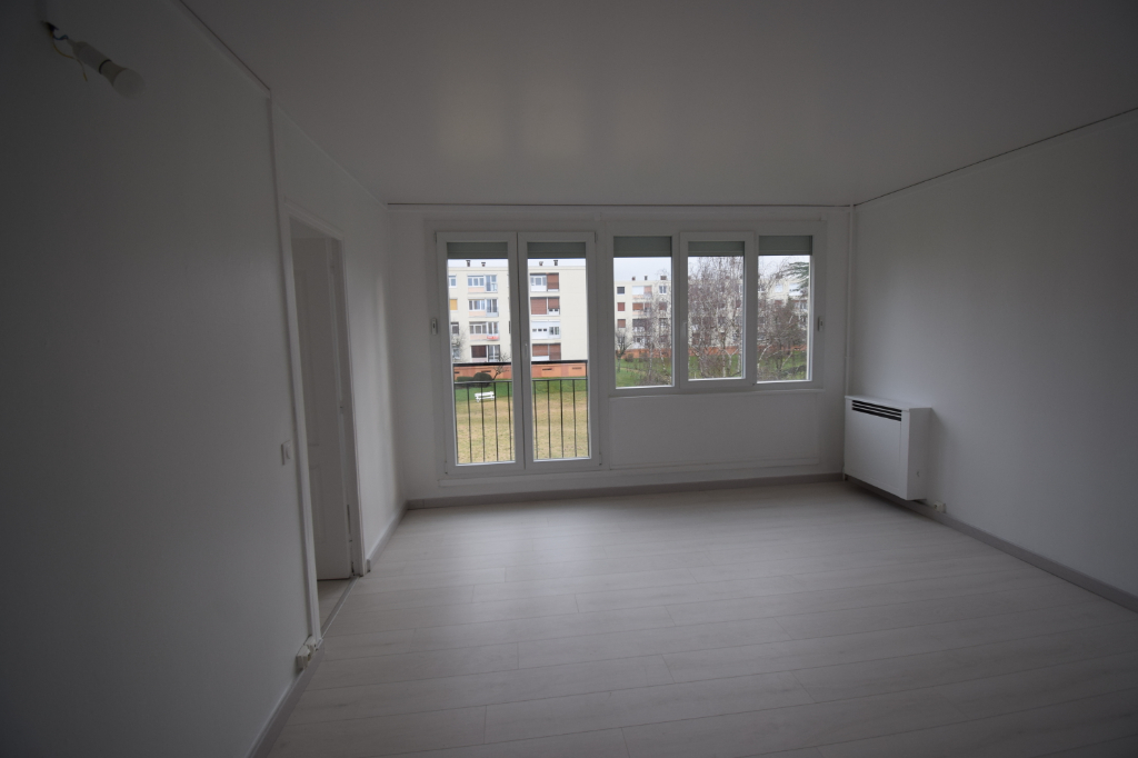 Appartement F4  Saint Aubin Les Elbeuf 76410  place de parking