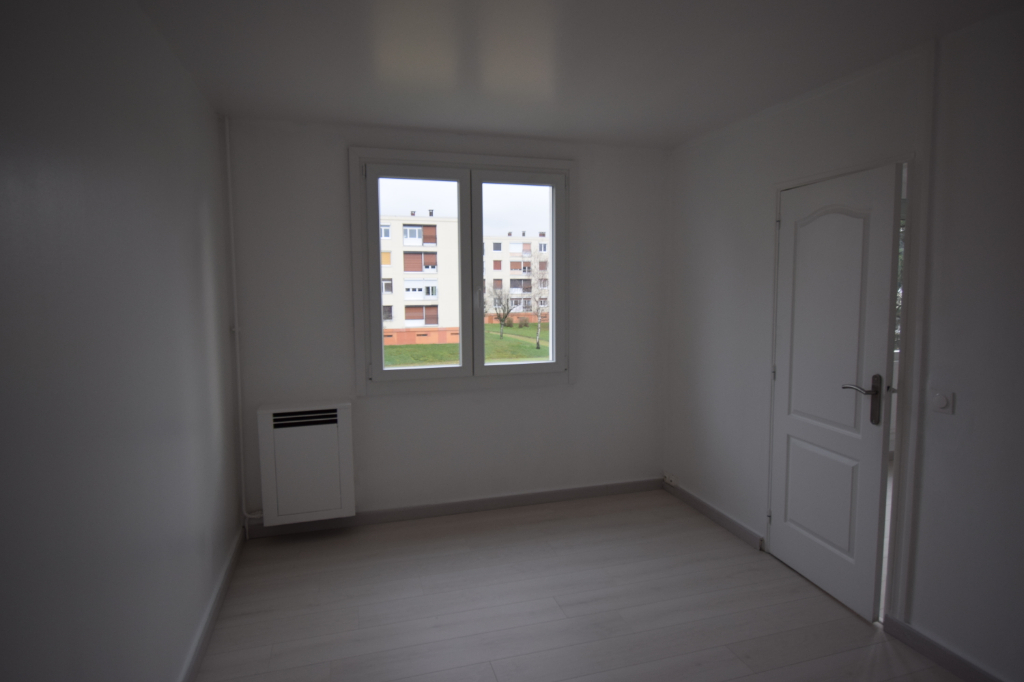 Appartement F4  Saint Aubin Les Elbeuf 76410  place de parking