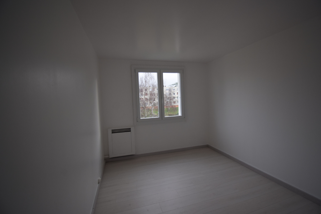Appartement F4  Saint Aubin Les Elbeuf 76410  place de parking