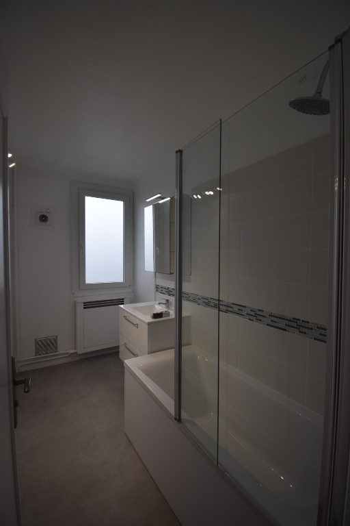 Appartement F4  Saint Aubin Les Elbeuf 76410  place de parking