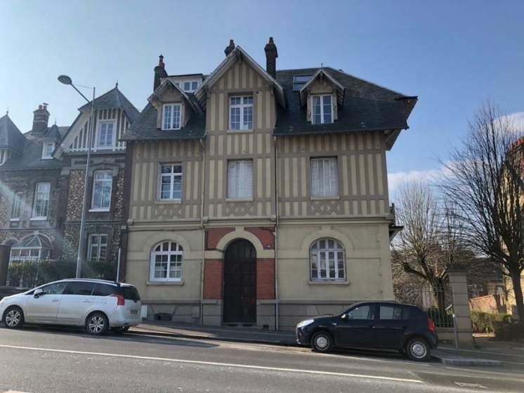 Spacieux meublé de 50m2 au sol avec place de parking