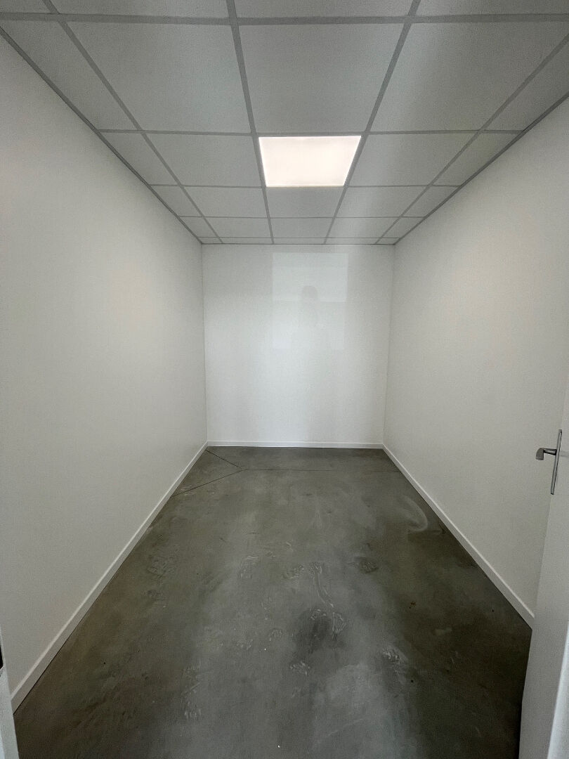 Local / Bureau à usage commercial neuf 220 m2 avec stockage