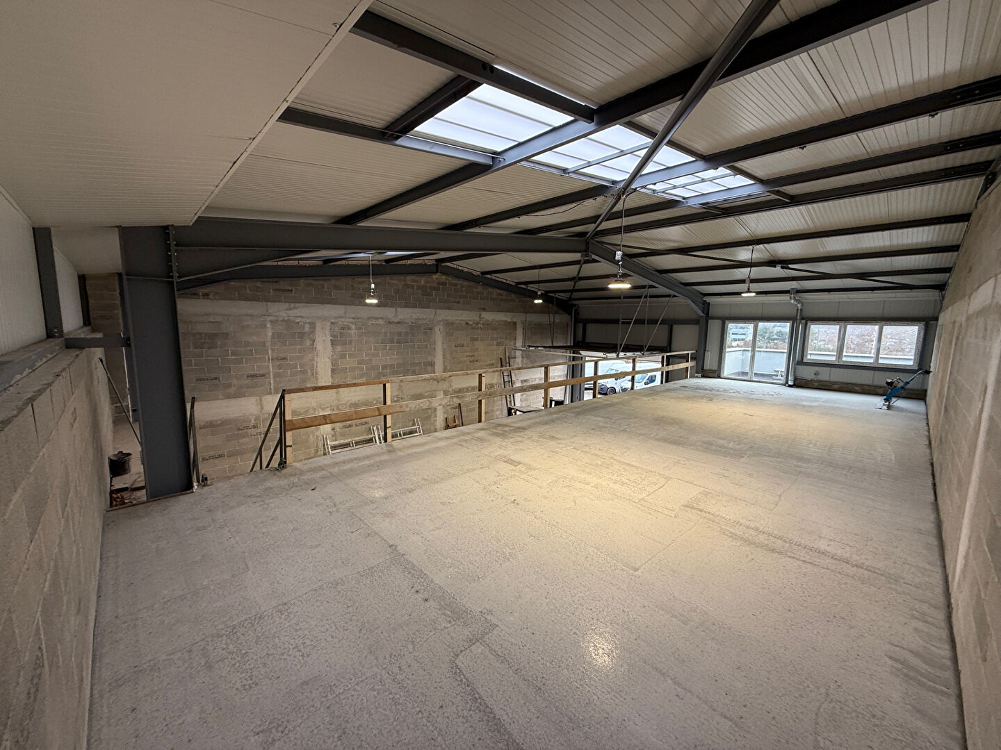 Local / Bureau à usage commercial neuf 220 m2 avec stockage