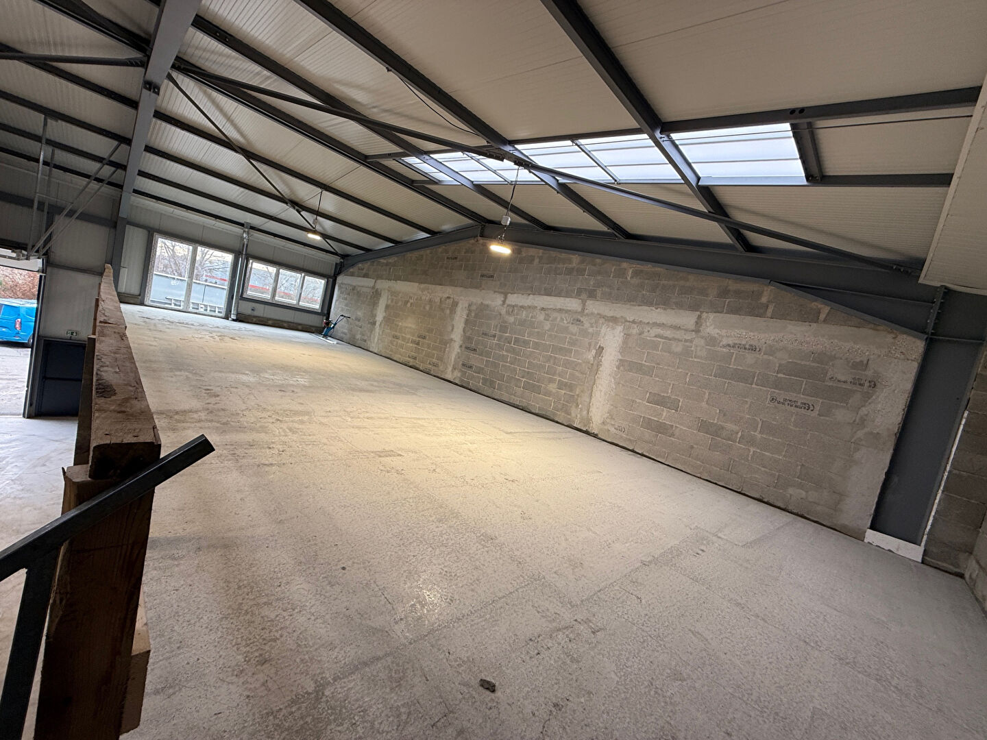 Local / Bureau à usage commercial neuf 220 m2 avec stockage