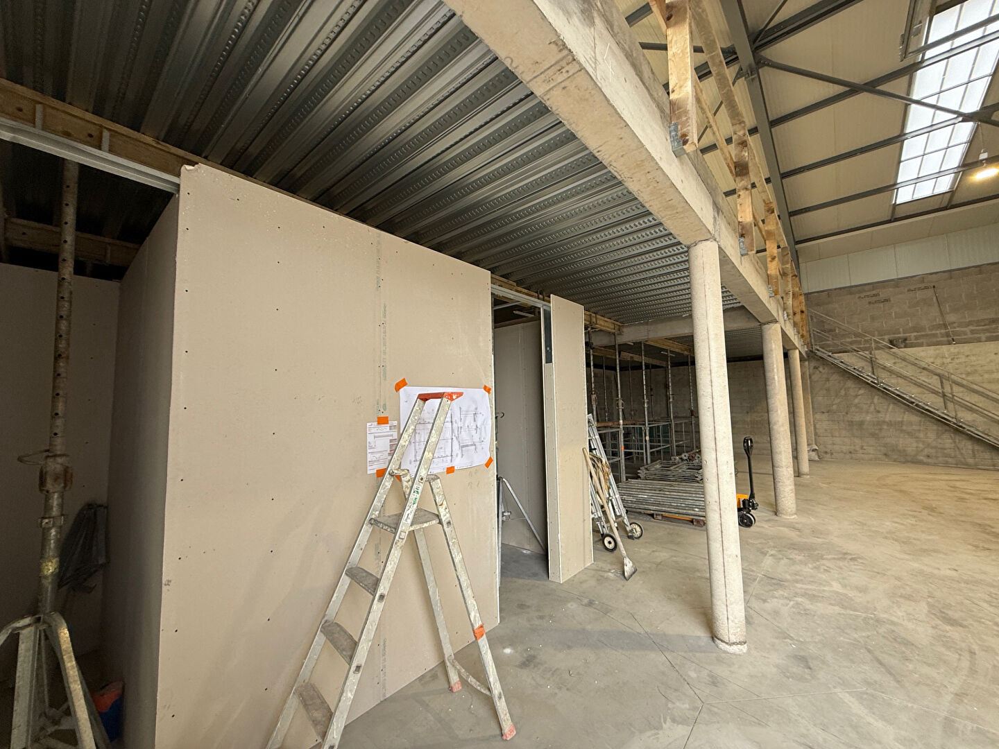 Local / Bureau à usage commercial neuf 220 m2 avec stockage