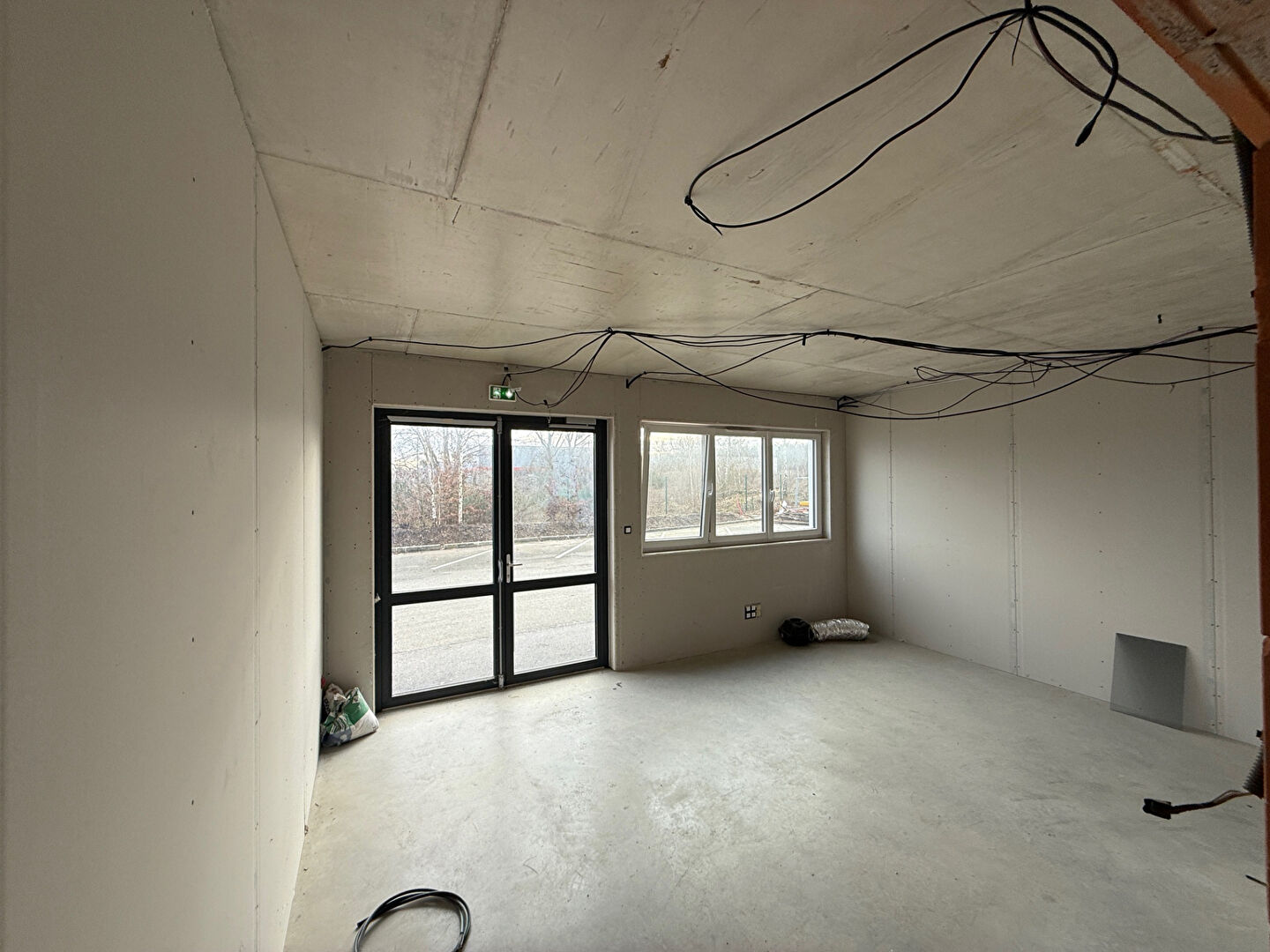 Local / Bureau à usage commercial neuf 220 m2 avec stockage