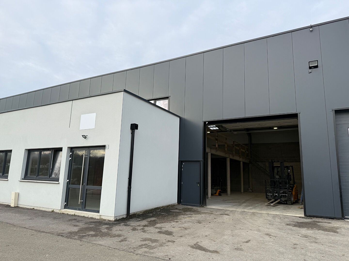 Local / Bureau à usage commercial neuf 220 m2 avec stockage