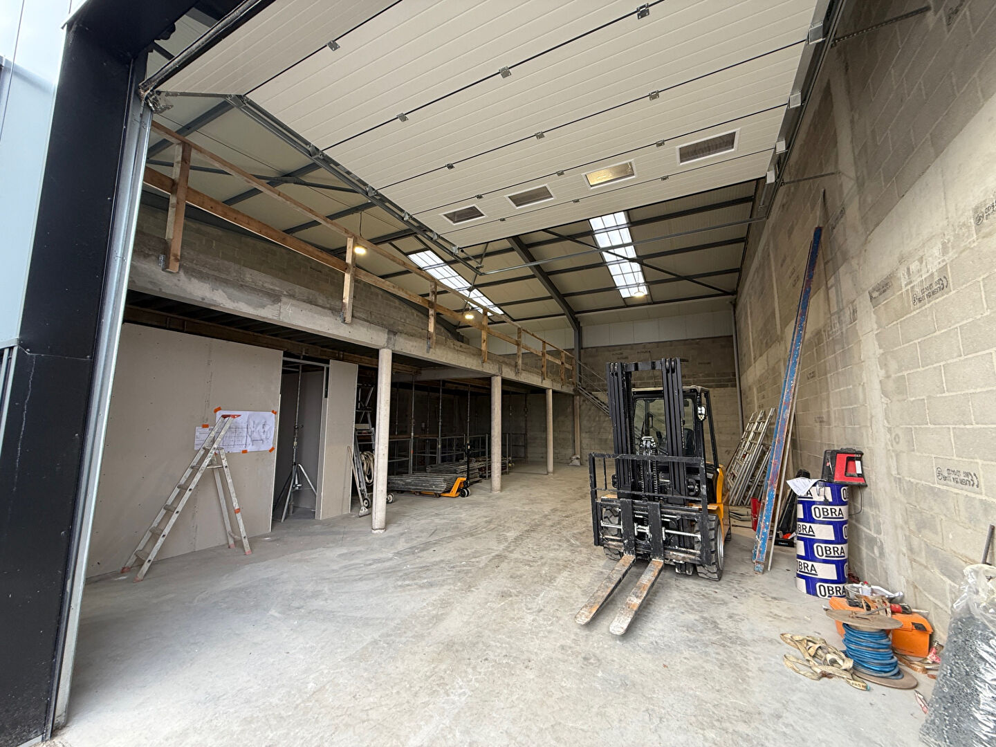 Local / Bureau à usage commercial neuf 220 m2 avec stockage